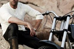 杰森斯坦森年轻时照片帅气硬朗 硬汉形象深入人心 