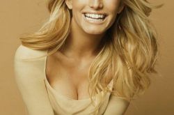 杰西卡辛普森写真性感美艳 胸部撑爆v领 