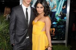 奥斯汀巴特勒女友好美 两人甜蜜秀恩爱 