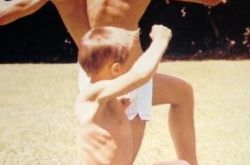 揭秘李小龙儿子死因 跨越两代人的风水暗杀 