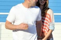 揭秘杰森斯坦森女友是谁 罗茜的演艺经历大曝光 