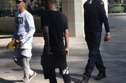 贾斯汀变身滑板小子 比伯滑板耍帅惹怒保安遭无情驱赶 