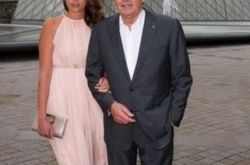 阿兰·德龙满面春风致飞吻 德龙女儿引全场欢呼 