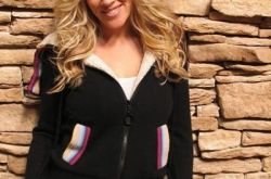 珍妮麦卡锡拍摄广告性感撩人 颁奖礼强吻小贾斯汀 