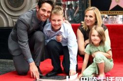 保罗留名星光大道 路德老婆儿子陪同见证 