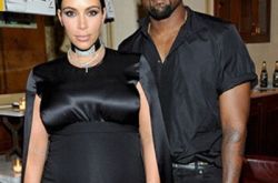 卡戴珊老公韦斯特前女友与现任合影 这合影堪称世纪经典 