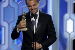 小李子获金球奖影帝落泪 凭荒野猎人获剧情类最佳男主角 