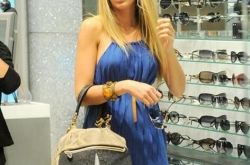 辣妈布莱克 莱弗利街拍秀长腿 挺大肚依旧街拍范十足 