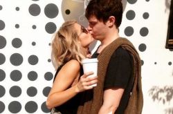 艾玛 罗伯茨家暴被捕 恩爱情侣最终分道扬镳 