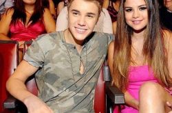 比伯为赛琳娜按摩图片被扒 两人分手后仍念念不忘 