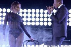 jayz和碧昂斯合唱亮相格莱美 夫妻同台甜蜜献唱羡煞旁人 