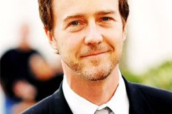 爱德华诺顿妻子现身 夫妻两甜蜜挑选婴儿车 