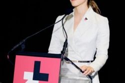 艾玛·沃特森演讲获全场鼓掌 与潘基文邻座显大气 