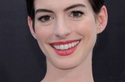 安妮海瑟薇图片女神范十足 昔日公主如今已为人母 