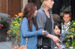 莉莉柯林斯男友是谁？ 发吻照证实与男友重归于好 