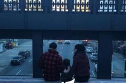 吴彦祖老婆图片性感美丽 一家三口画面温馨甜蜜 