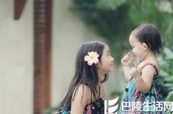 黄磊晒两女儿美照 多多与妹妹穿同款裙子对视 