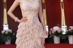 杨幂红毯照片雍容华丽 因滞留太久屡遭当地保安劝离 