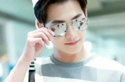 杨洋墨镜自拍英姿飒爽 魅力十足真是人比花美 