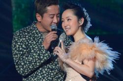 不老女神杨钰莹多高呢？ 广州开唱与毛宁拥吻 