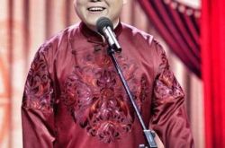 东方卫视欢乐喜剧人岳云鹏的演艺生涯 录节目竟遭粉丝熊抱 