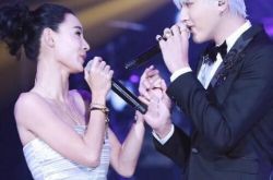 吴亦凡张柏芝同台对唱 俊男靓女十分养眼 