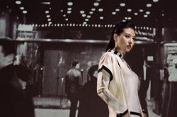 周海媚最新写真展现异国风情 恢复单身看淡婚姻一切随缘 