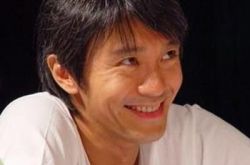 周星驰笑着哭的图片欣赏 星爷工作过53岁生日 