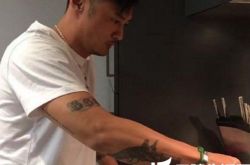 余文乐羽毛纹身曝光 全身6处纹身大揭秘 