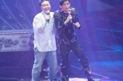 周杰伦陈奕迅同台图片亲密互动 天王合力开唱引爆全场 