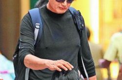 周润发地铁和人合影照引人注目 跟小朋友合影有求必应 