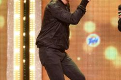 隐藏的歌手黎明嘉宾登场 自爆自己看人爱看腿 