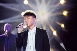 遥远的她歌词感人至深 李克勤《我是歌手》舞台翻唱泪哭全场 