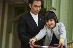 吴镇宇儿子费曼写真照欣赏 父子俩时尚有型互动其乐融融 