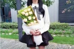 郑爽细腿被曝光细到吓人 微微带病坚持雨夜拍摄 