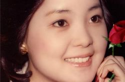 又见炊烟歌词获赞 女神音容笑貌常青引追忆 