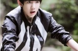 曝王源近期照片 源源抱大锅吃面自拍 