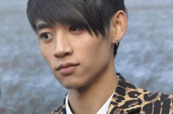 魏晨和女友机场牵手秀恩爱 经纪公司声明称隐私被侵 