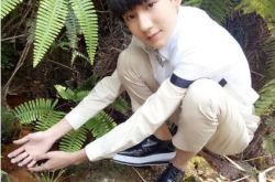 王源白衬衫照片英气逼人 游山玩水笑容灿烂 