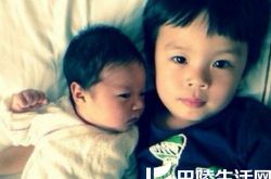 孙俪邓超儿女合照 一家四口超哥最丑 