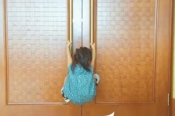 辣妈孙俪晒女儿爬门照 网友评论一定随她爸爸 