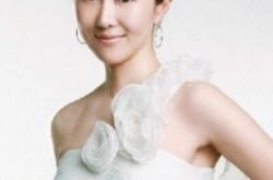 孙楠老婆潘蔚微博首晒4岁小女儿近照 扎可爱双马尾 