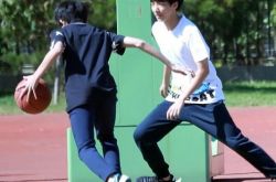 王俊凯打篮球图片欣赏 王源称篮球技术碾压小凯和千千 