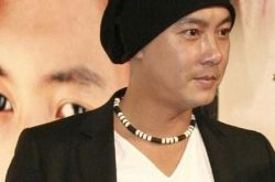 张卫健主持的综艺节目介绍 健哥新剧一人分饰父子两角 