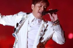 谭咏麟称80年代金曲最感动人 笑说不唱歌会变胖子 