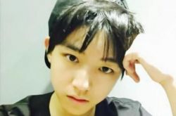 小鲜肉王俊凯晒自拍照 帽子反戴手撑脑袋冷酷帅气 