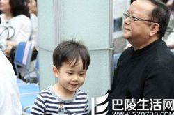 王刚携儿子现身照片曝光 第三任妻子郑艳引关注 