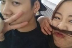 王嘉尔许英智的照片牵手现粉红 英智萌动抓耳可爱 