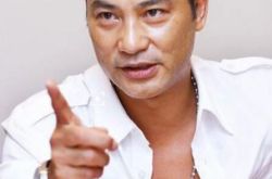 八旬任达华翁红色照邮展迎十八大 投入从每天2角到每年1万 