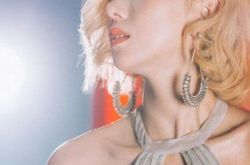 香港明星泳儿图片流出 低头露乳沟性格十足 